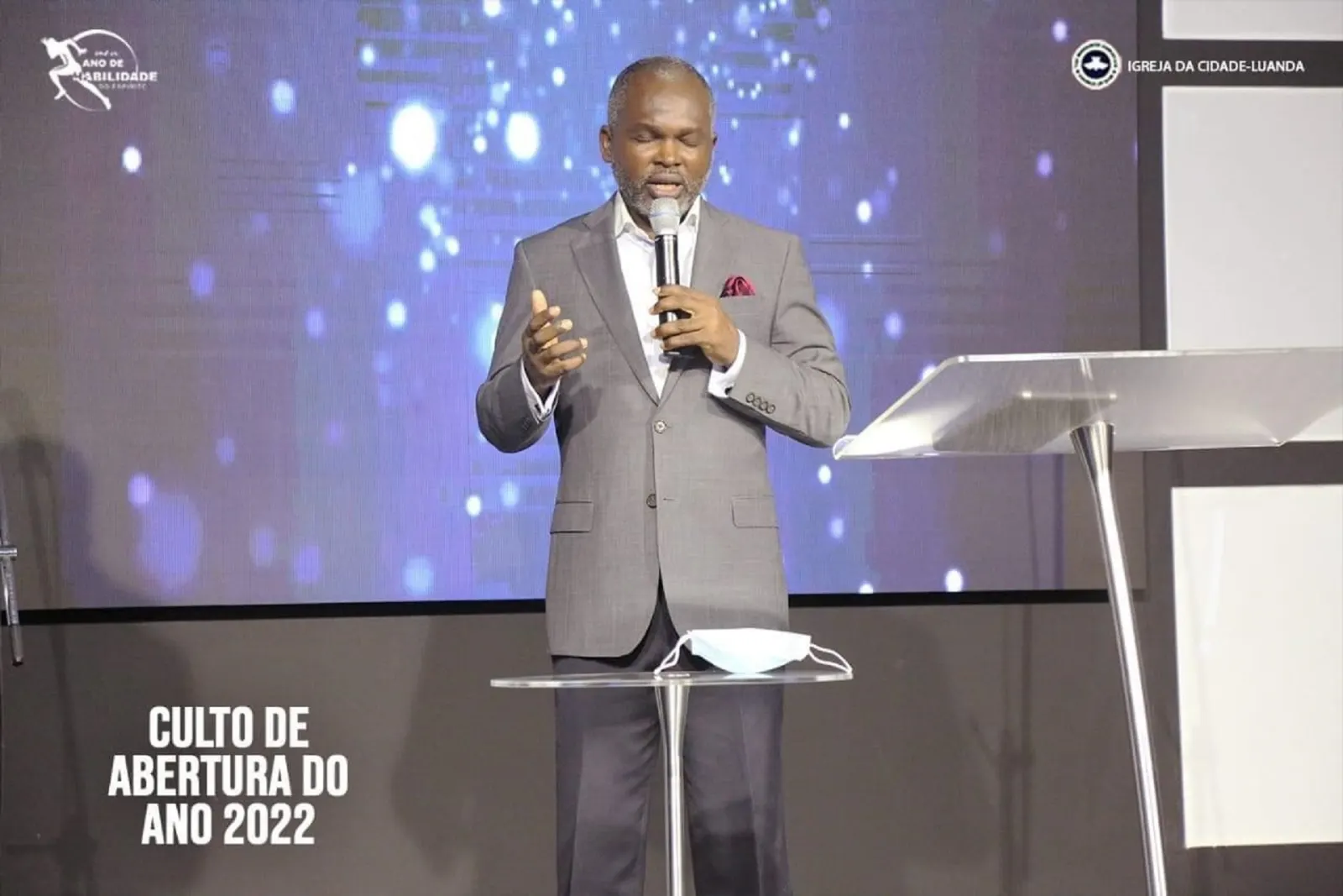 A pastor preaching at the parish's year-opening service